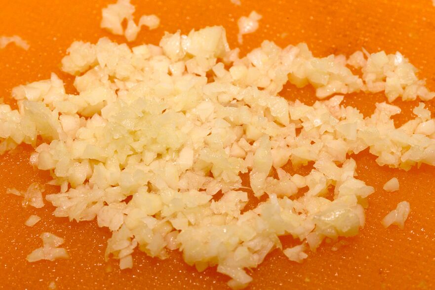 Chopped garlic - a base for infusion that eliminates parasites